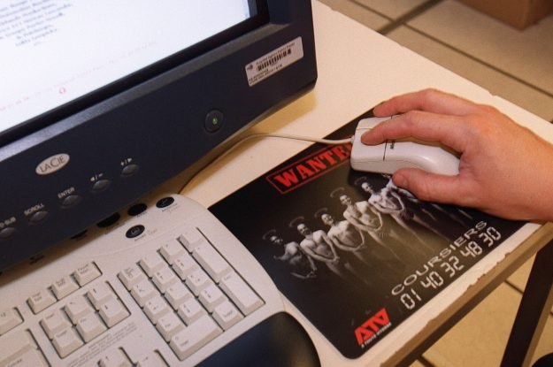 Polacy wolą korzystać z internetu tradycyjnie - przy pomocy komputera /AFP