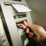 Polacy wolą wypłacać gotówkę niż płacić kartą