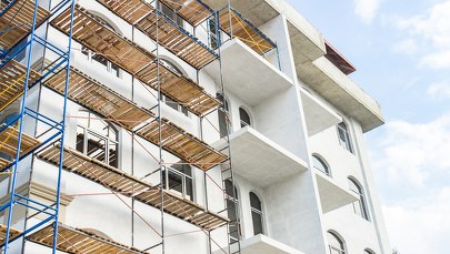 ​Polacy wstrzymują się z zakupem mieszkań. Czekają na rządowe programy wsparcia