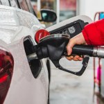 Polacy za utrzymaniem maksymalnych cen paliw. Wyniki nowego sondażu 