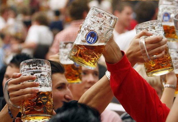 Polacy zaczęli kupować piwa droższe /AFP