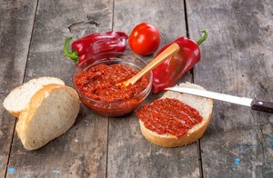 Polacy zajadali się nim na potęgę. Oto domowy przepis na paprykarz