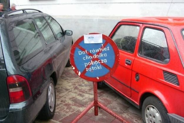 Polacy zakazy parkowania traktują czysto informacyjnie... /INTERIA.PL