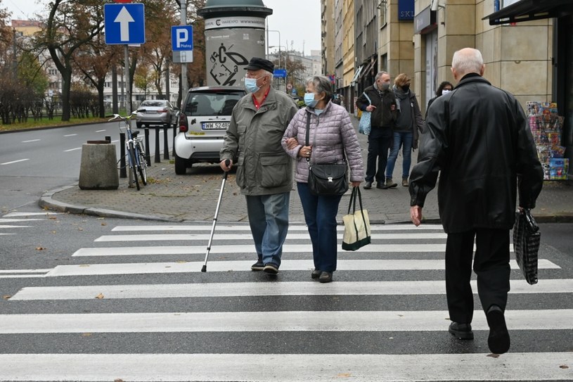 Polacy zamiast dłuższej pracy wolą emeryturę. „Jesteśmy w ogonie Europy” /Wojtek Laski /East News