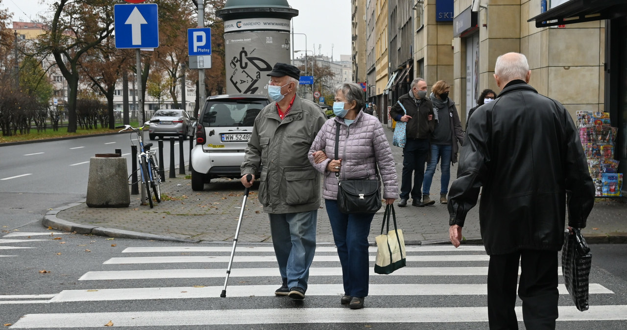 Polacy zamiast dłuższej pracy wolą emeryturę. „Jesteśmy w ogonie Europy” /Wojtek Laski /East News