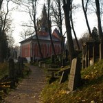 Polacy zapalają znicze na cmentarzu na Rossie w Wilnie