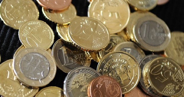 Polacy zarabiają zbyt dużo? /AFP