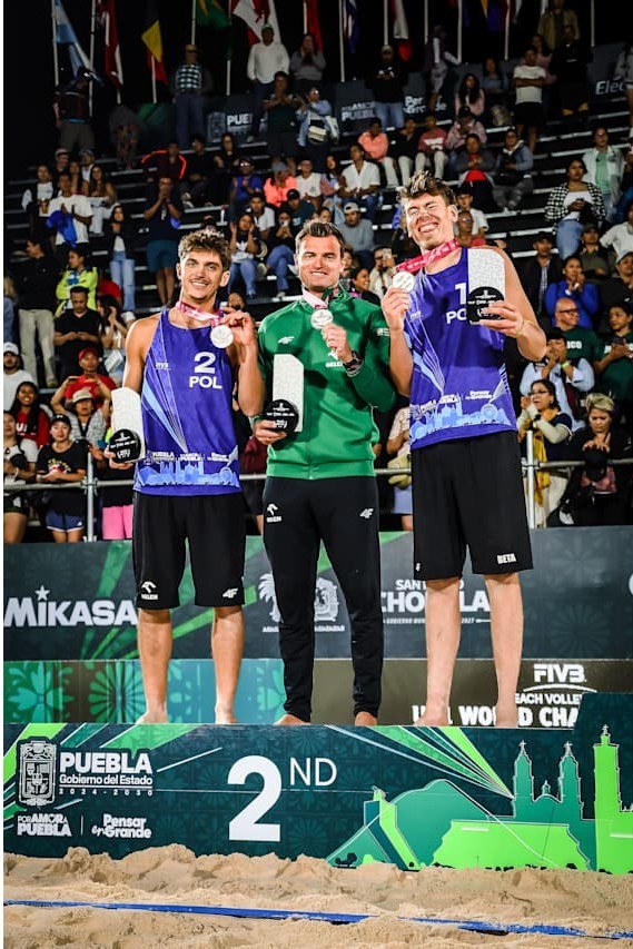 Polacy ze srebrnymi medalami MŚ /VOLLEYBALL.WORLD /