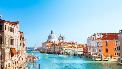 Polacy znów podróżują za granicę. Częściej niż przed pandemią