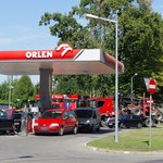 Polacy znów przepłacają za paliwo w Polsce? Orlen się tłumaczy