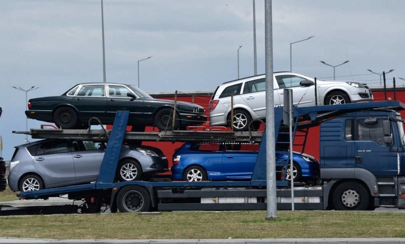 Polacy znów rzucili się po używane samochody z zagranicy. Rośnie import uszkodzonych pojazdów z USA /Bartlomiej Magierowski /East News