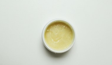 Połącz dwa nietypowe składniki i nałóż na usta. Suche skórki pożegnasz na dobre