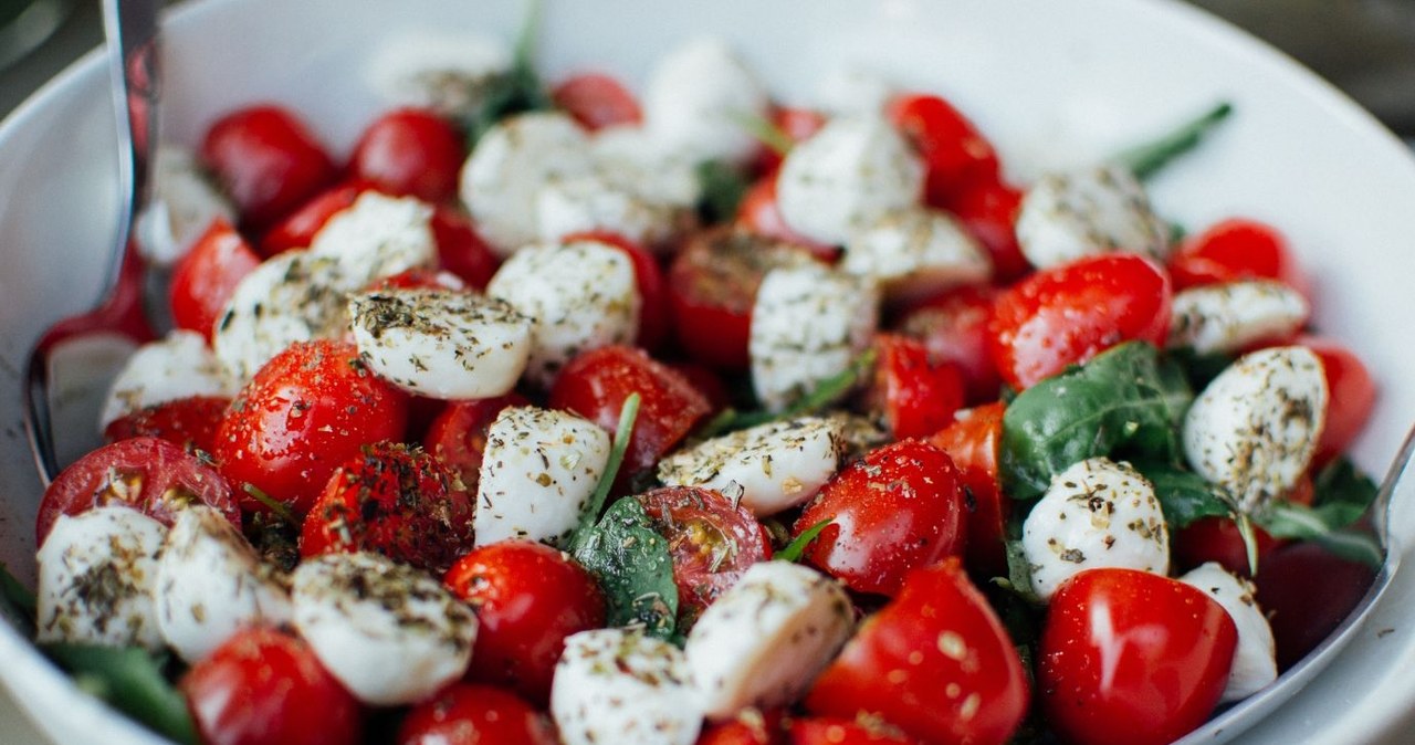 Połącz oregano z oliwą, aby stworzyć pyszny dressing do sałatki Caprese z mozzarelli i pomidorów /Tookapic /Canva Pro
