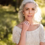 Połącz siwiznę z naturalnym kolorem. Śmiesznie tanie domowe płukani bez chemii