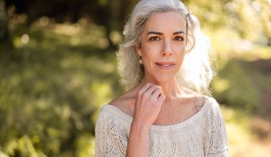 Połącz siwiznę z naturalnym kolorem. Śmiesznie tanie domowe płukani bez chemii