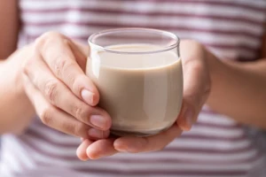 Połącz z ciepłym mlekiem i wypij na noc. Zyskasz lepszy sen i płaski brzuch