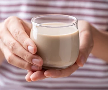 Połącz z ciepłym mlekiem i wypij na noc. Zyskasz lepszy sen i płaski brzuch