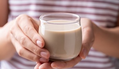 Połącz z ciepłym mlekiem i wypij na noc. Zyskasz lepszy sen i płaski brzuch