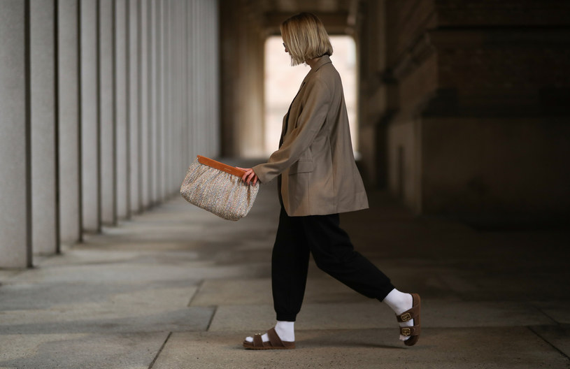Połączenie butów typu birkenstocki i skarpetek może przekonać tych sceptycznie nastawionych do tego trendu /Getty Images