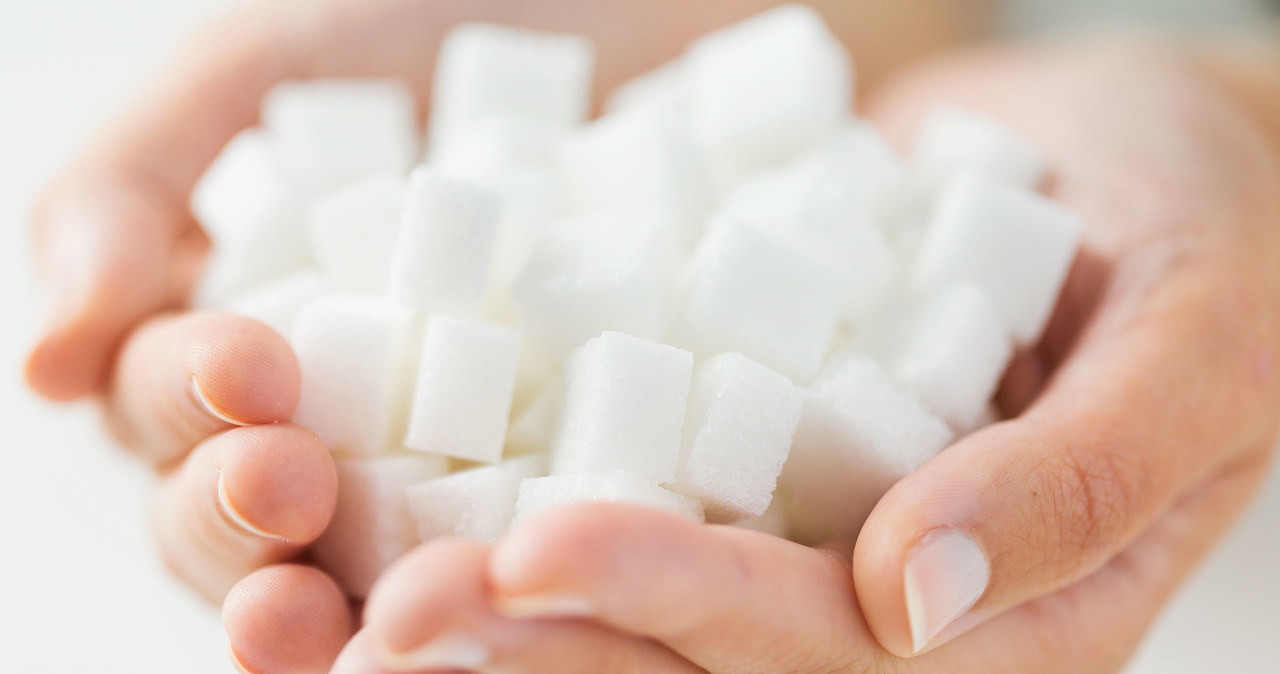 Połączenie cukru z mlekiem ma zbawienny wpływ na zainfekowany chorobą organizm /123RF/PICSEL