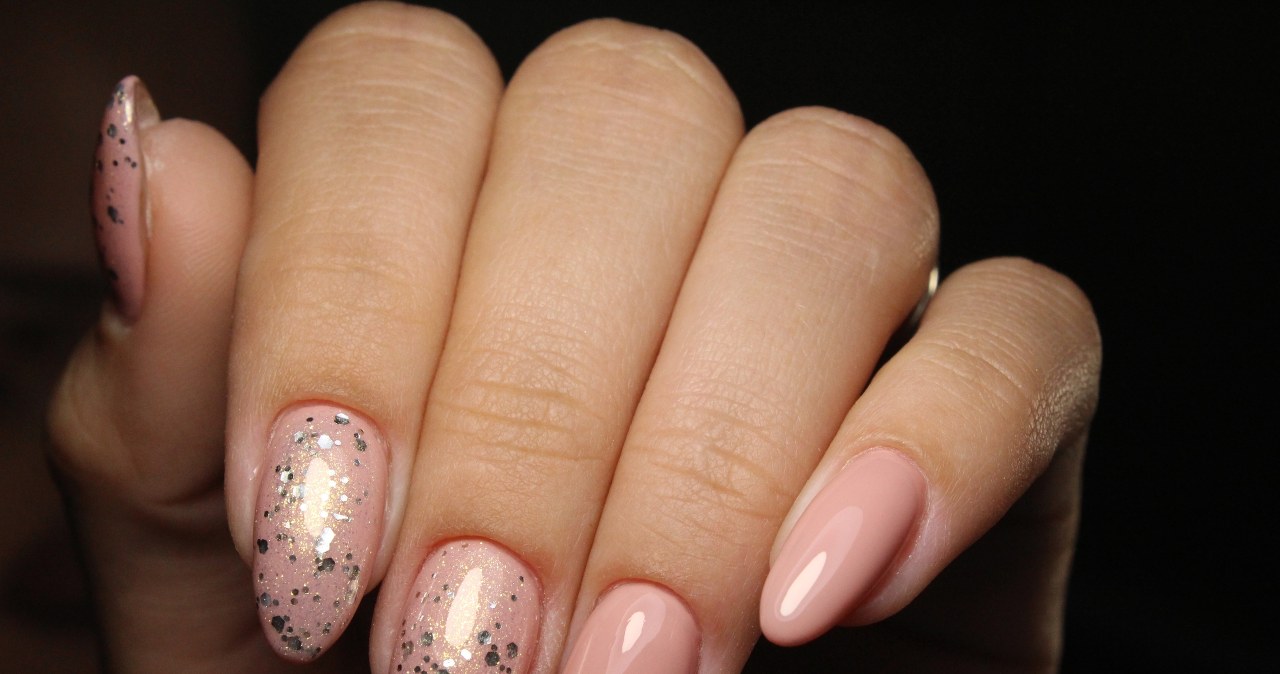 Połączenie srebrnych akcentów z pastelami /123RF/PICSEL