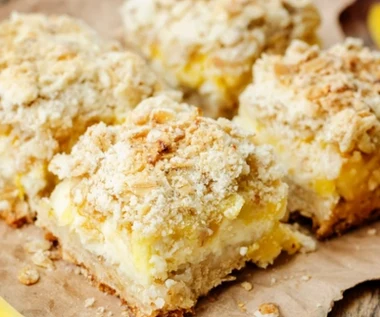 Połączenie szarlotki z sernikiem. Ciasto wychodzi aksamitne i wilgotne