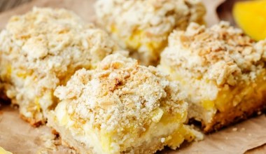 Połączenie szarlotki z sernikiem. Ciasto wychodzi aksamitne i wilgotne