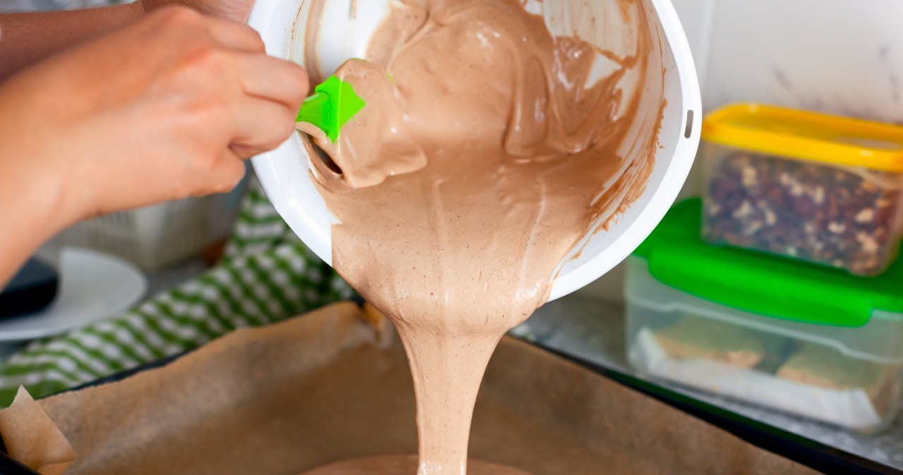 Połączoną masę przelej do formy /rosinka79 /123RF/PICSEL