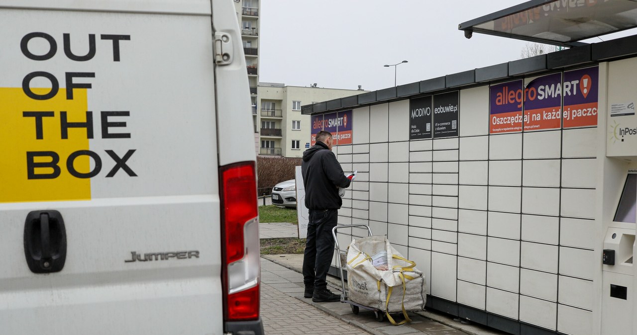 Połączone siły Allegro, Poczty Polskiej i Orlenu dałyby ponad 11 tys. automatów paczkowych. InPost na ten moment ma ich 22 tys. /Dawid Wolski/East News /East News