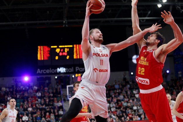 Polak Aleksander Dziewa (L) i Ethan Happ (P) z Macedonii Północnej podczas meczu eliminacyjnego w grupie H do mistrzostw Europy 2025 koszykarzy /Jarek Praszkiewicz /PAP