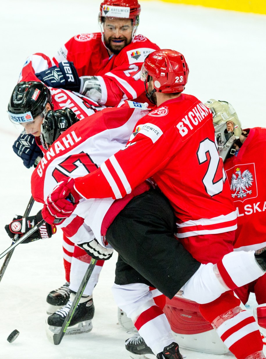 Polak Bartłomiej Bychawski (C-P) i Austriak Manuel Ganhal (C-L) podczas meczu Mistrzostw Świata Dywizji 1A w hokeju na lodzie, rozgrywanych w katowckim Spodku /Andrzej Grygiel /PAP