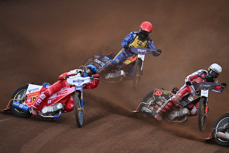 Polak Bartosz Zmarzlik (kask niebieski), Szwed Kim Nilsson (czerwony) i Duńczyk Mikkel Michelsen (biały) /Adam Warżawa /PAP