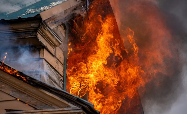 Polak bohaterem w Irlandii. Uratował mężczyznę z płonącego budynku