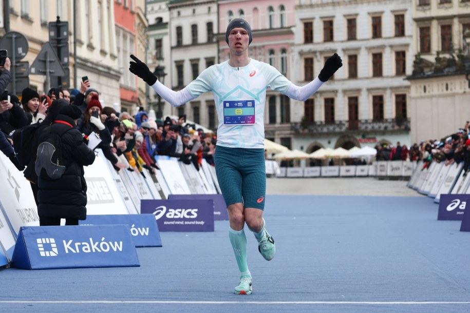 Polak Dariusz Boratyński jako trzeci mija linię mety /Art Service /PAP
