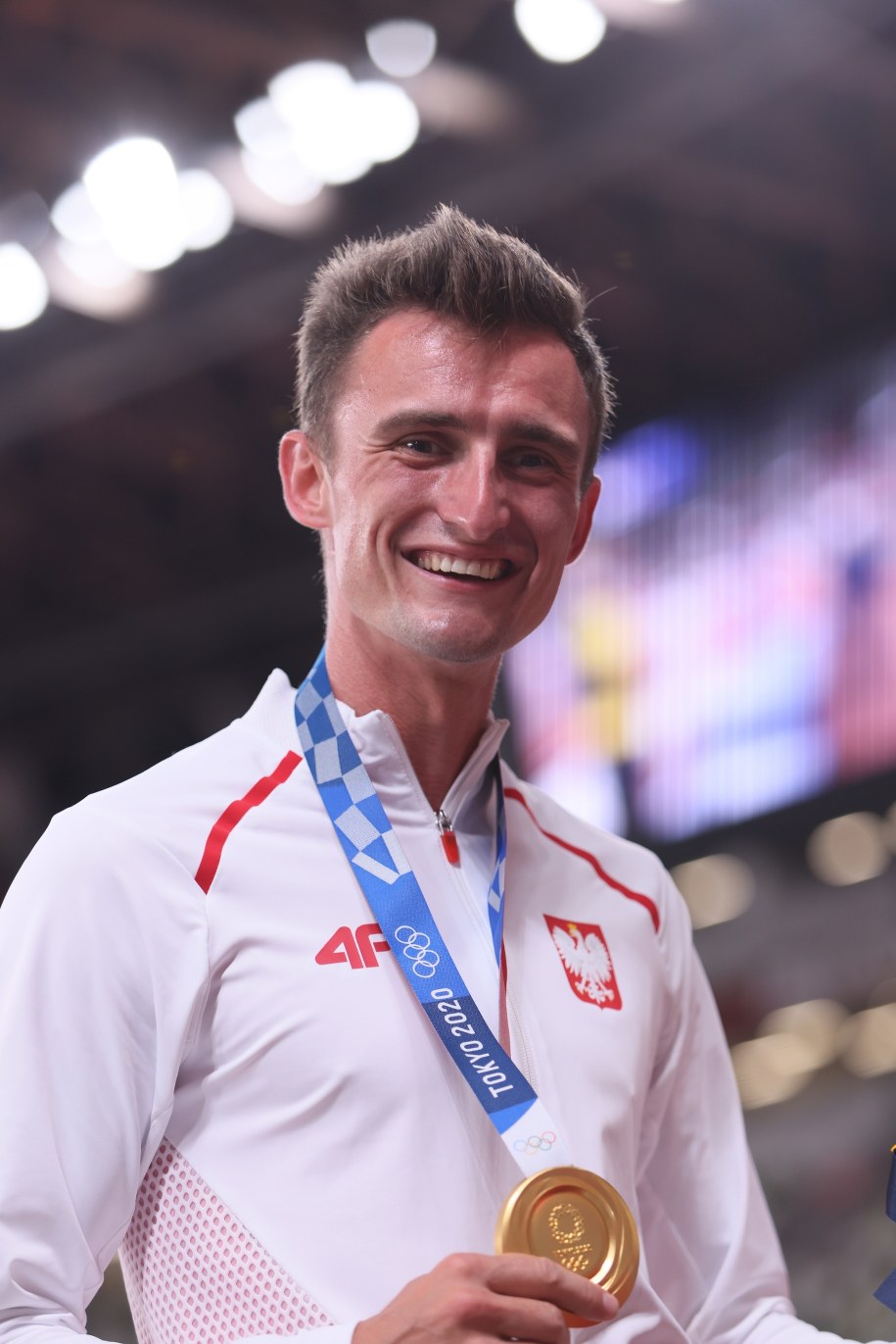 Polak Dawid Tomala ze złotym medalem zdobytym w chodzie na 50 km mężczyzn / 	Leszek Szymański    /PAP