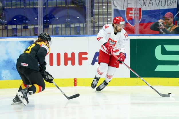 Polak Dominik Paś (P) i Wojciech Stachowiak (L) z Niemiec podczas meczu grupy B hokejowych mistrzostw świata elity /Jarek Praszkiewicz /PAP