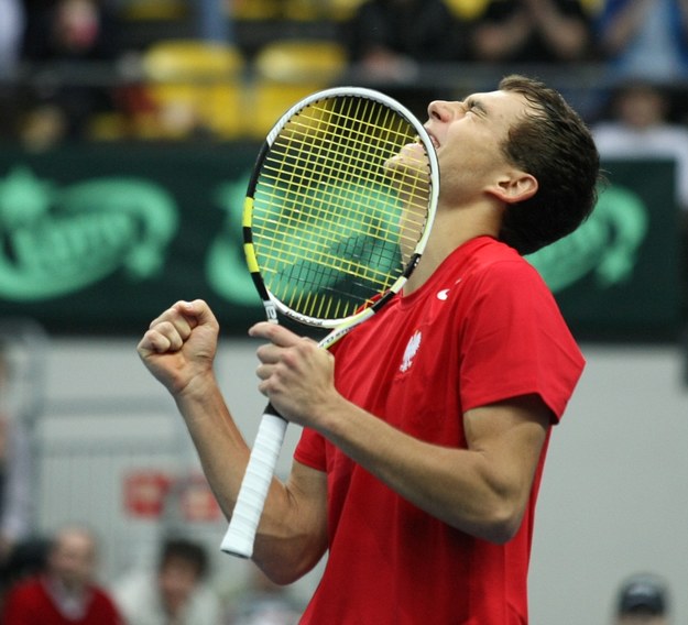 Polak Jerzy Janowicz fetuje pokonanie Ruana Roelofse z RPA 4:6, 6:3, 6:1, 6:1 w meczu Pucharu Davisa obu reprezentacji w Zielonej Górze /Lech Muszyński /PAP