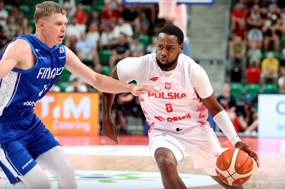 Polak Jordan Loyd i Elias Valtonen podczas towarzyskiego meczu koszykarzy w Sosnowcu.