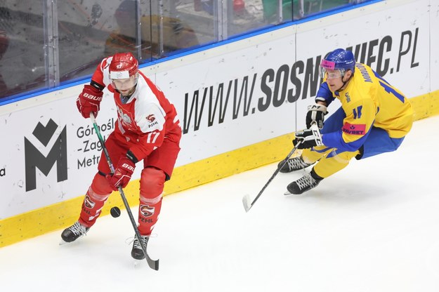 Polak Kamil Górny (L) i Felix Morozov (P) z Ukrainy podczas meczu hokejowego turnieju prekwalifikacyjnego do igrzysk olimpijskich 2026 /Michal Meissner /PAP