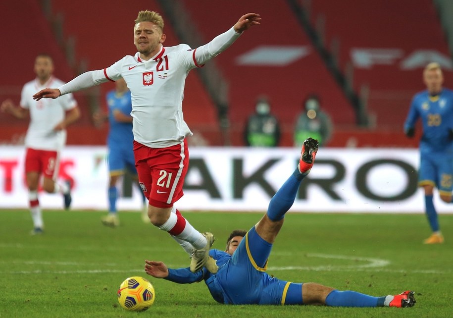 Polak Kamil Jóźwiaki i Ihor Kharatin  z Ukrainy w meczu towarzyskim na Stadionie Śląskim / 	Andrzej Grygiel    /PAP/EPA
