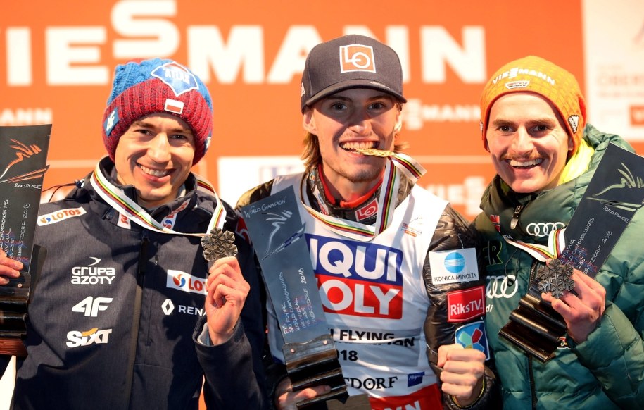 Polak Kamil Stoch (L), Norweg Daniel Andre Tande (C) i Niemiec Richard Freitag (P) podczas dekoracji medalowej / 	Grzegorz Momot    /PAP