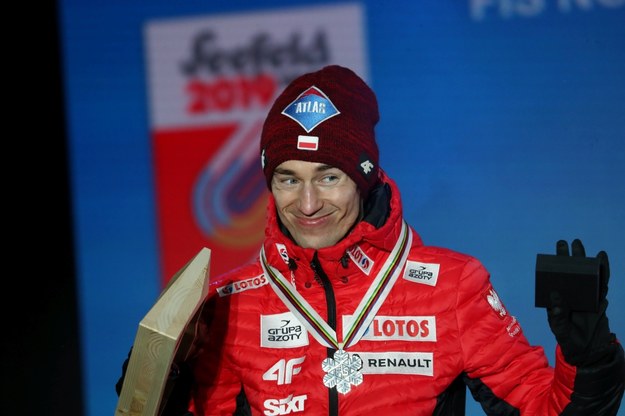 Polak Kamil Stoch na podium podczas dekoracji medalistów konkursu indywidualnego w skokach narciarskich na mistrzostwach świata w narciarstwie klasycznym / 	Grzegorz Momot    /PAP