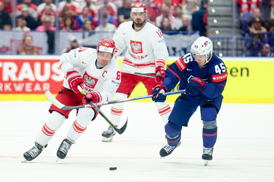 Polak Krystian Dziubiński (L) i Gavin Brindley (P) z USA w meczu grupy B hokejowych mistrzostw świata elity /Jarek Praszkiewicz /PAP