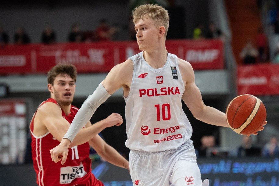 Polak Łukasz Kolenda podczas meczu preeliminacyjnego do mistrzostw Europy koszykarzy ze Szwajcarią /Wojtek Jargiło /PAP