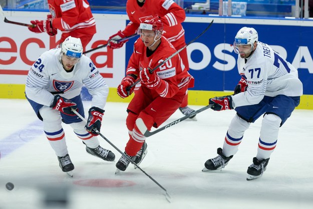 Polak Marcin Kolusz (C) oraz Justin Addamo (L) i Sacha Treille (P) z Francji podczas meczu grupy B hokejowych mistrzostw świata /Jarek Praszkiewicz /PAP