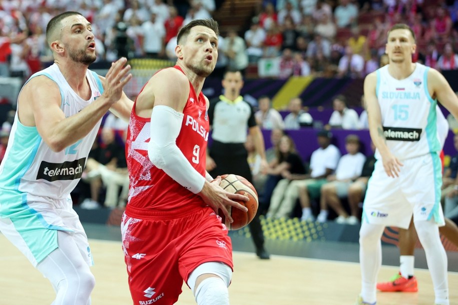 Polak Mateusz Ponitka (w środku) oraz Martin Kramelj (L) i Gregor Hrovat (P) ze Słowenii /Jarek Praszkiewicz /PAP