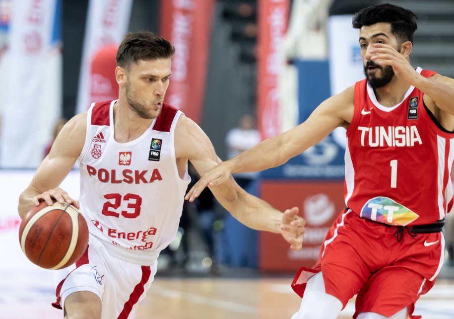 Polak Michał Michalak i Tunezyjczyk Oussama Marnaoui podczas meczu towarzyskiego koszykarzy w Gliwicach, /Andrzej Grygiel /PAP