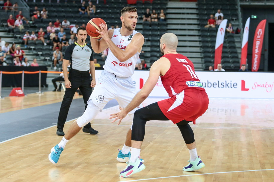 Polak Michal Michalak (L) i Szilard Benke (P) z Węgier podczas meczu turnieju prekwalifikacji IO 2024 koszykarzy w Gliwicach /Zbigniew Meissner /PAP