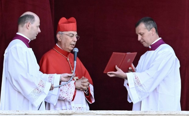 Polak na balkonie tuż przed nowym papieżem. Kim jest?