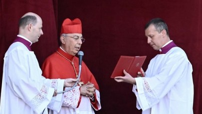 Polak na balkonie tuż przed nowym papieżem. Kim jest?